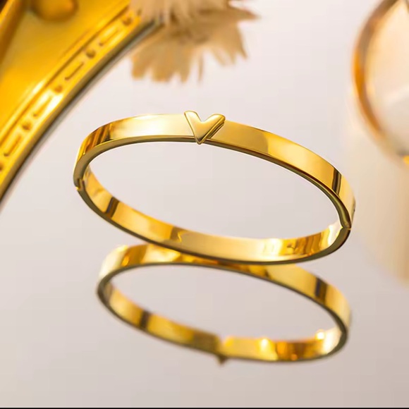 V Letters Bracelet | 316L Stainless Steel | Edgy & Modern - Picture 7 of 15